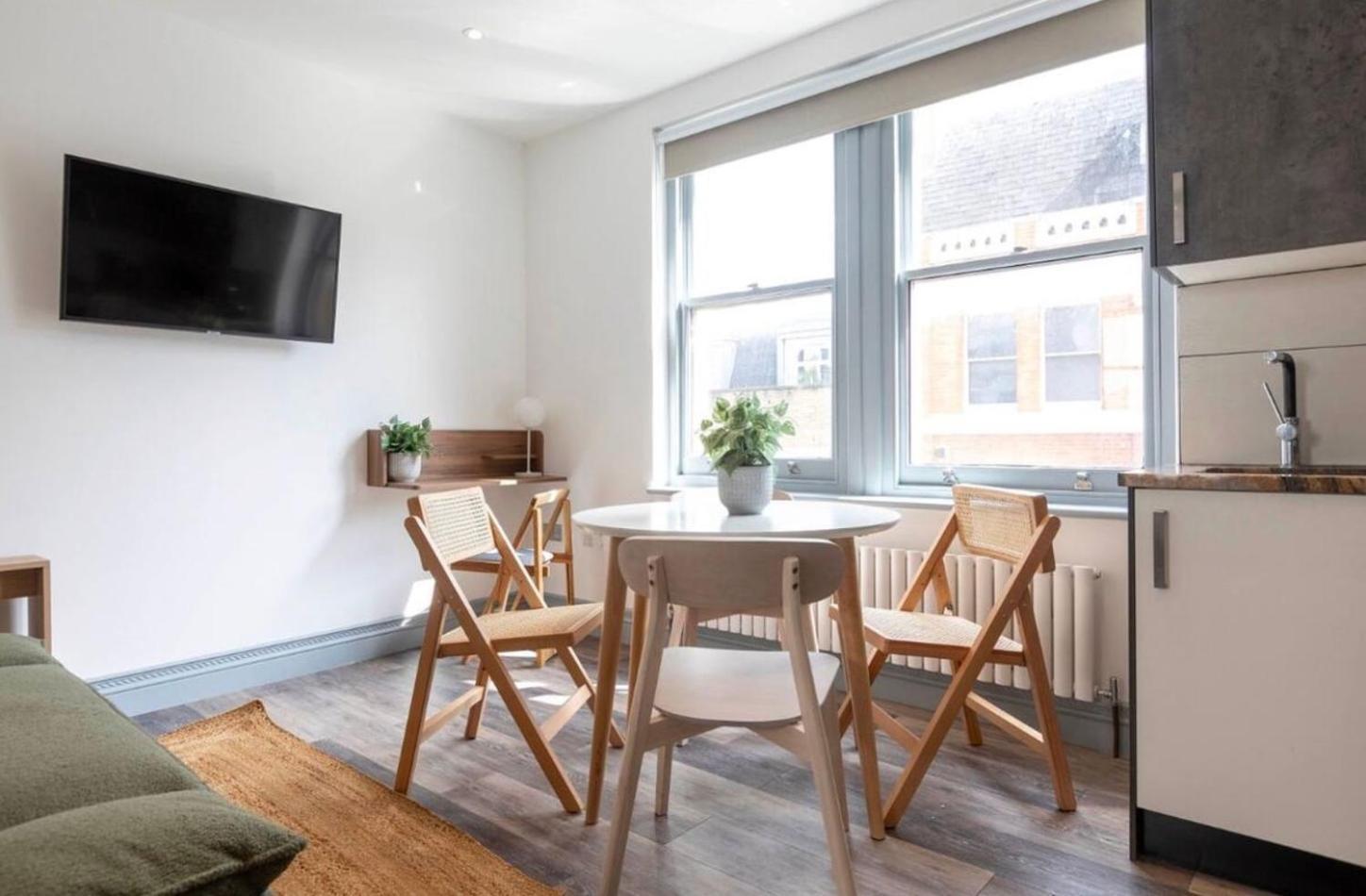 Apartment Bishops Way *